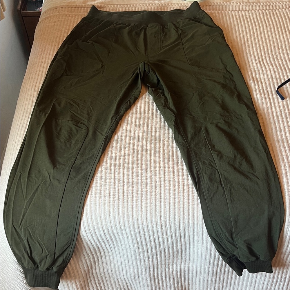 ALO Yoga Men's Dark Green Joggers